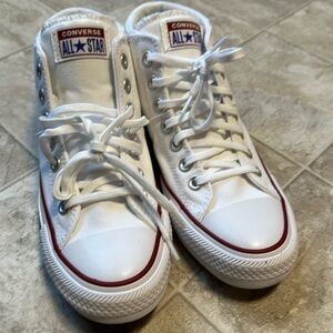 Woman’s converse. Size 7.5.